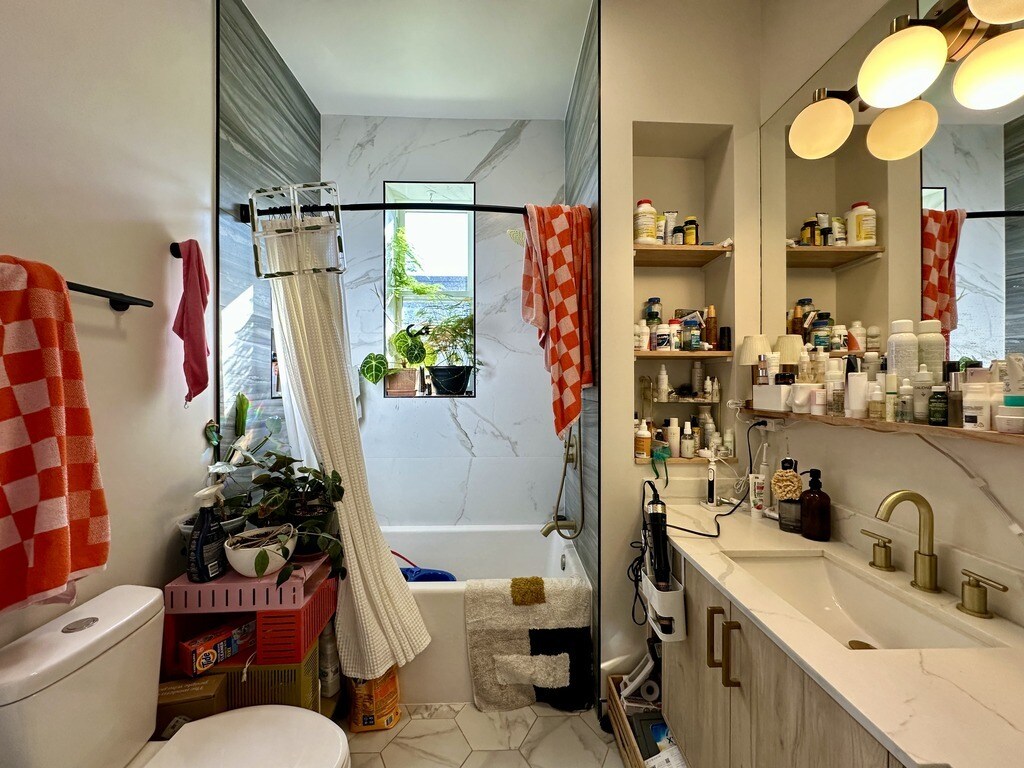 Building Photo - 841 N Mozart St