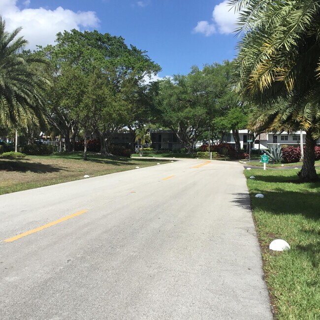 Building Photo - 4007 N Cypress Dr