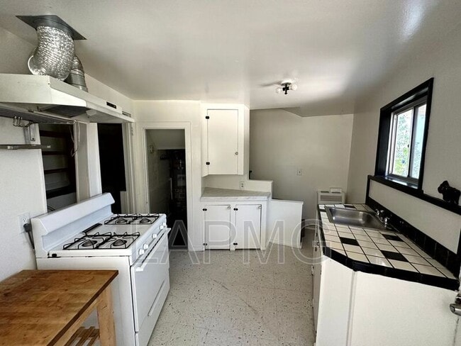 Building Photo - 2434 Echo Park Ave