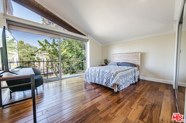 Building Photo - 18022 Lake Encino Dr
