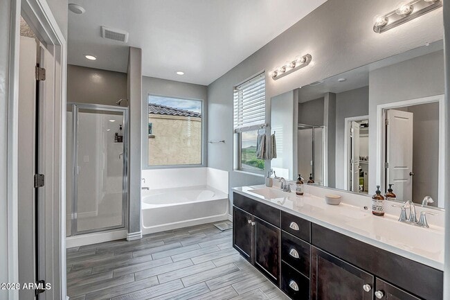 Building Photo - 517 E Balao Dr