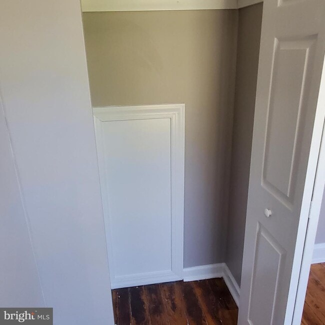 Building Photo - 314 S Locust St