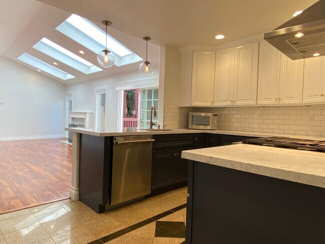 Building Photo - 363 El Portal Way