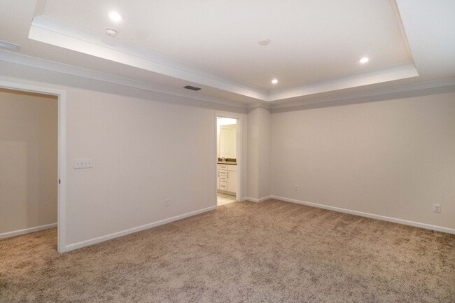 Building Photo - 2 Bedroom / 2.5 Bathroom Townhouse in Concord