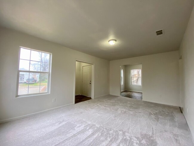 Building Photo - Renovated 3 Bedroom 1 Bath Home in Bossier...