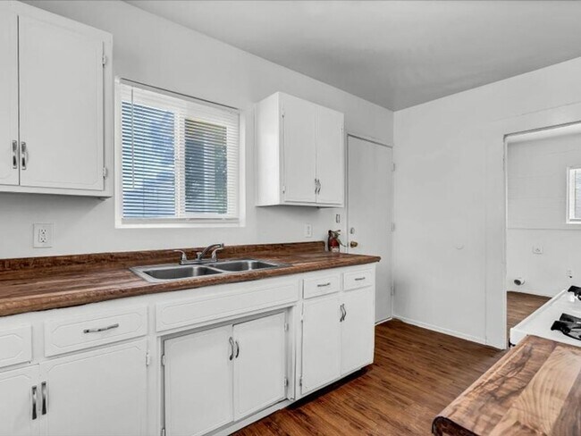 Building Photo - 333 E Ivy St