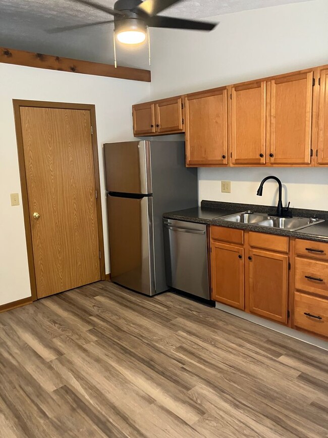 Building Photo - Ranch Style - Remodeled 2 Bedroom, 1 Bath ...