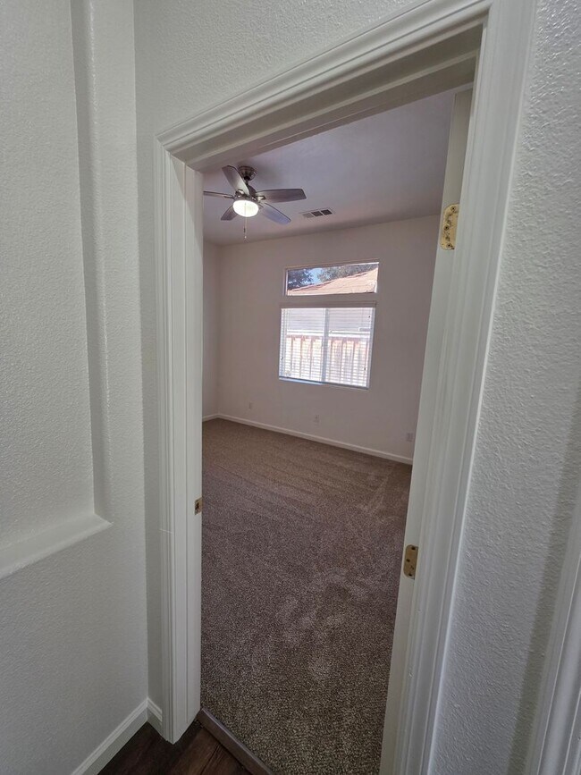 Building Photo - 3 bedroom 2 bathroom in a desirable SE Vis...