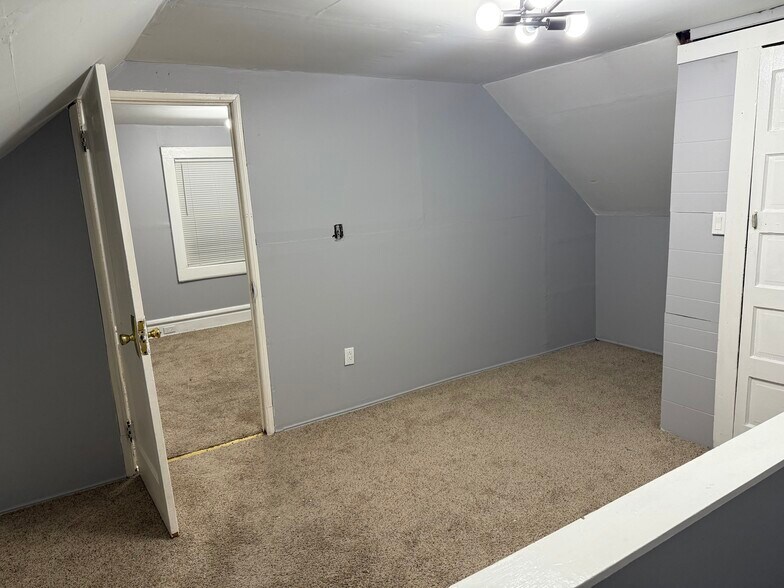 Third floor bedroom with closet and sitting area - 10 Adams St