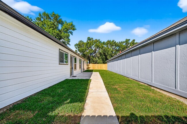 Building Photo - 13822 Northlake Dr