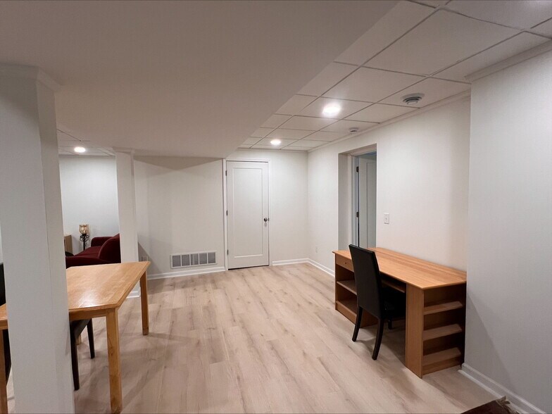 Building Photo - 18 Rustic W