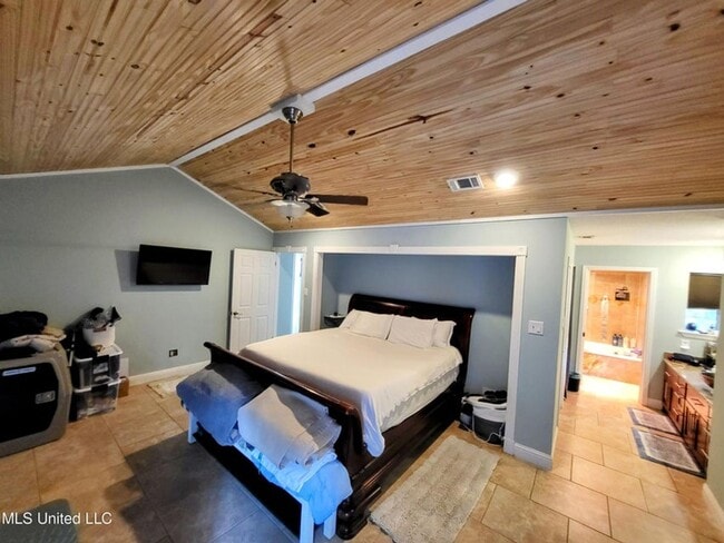 Building Photo - Riverfront Living with Private Boat Launch