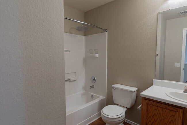 Building Photo - Charming 3BR/2.5BA Home with Spacious Back...