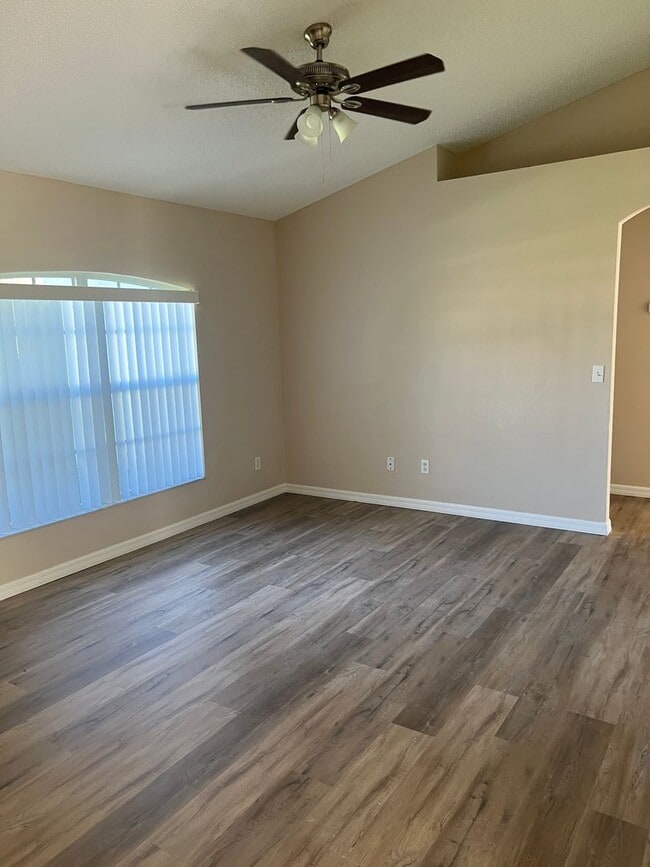 Building Photo - Spacious 3/2 with Attached 2 Car Garage in Deltona Lakes!