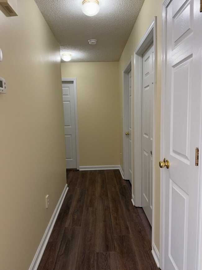 Building Photo - Three Bedroom Two and Half Full Bathroom R...