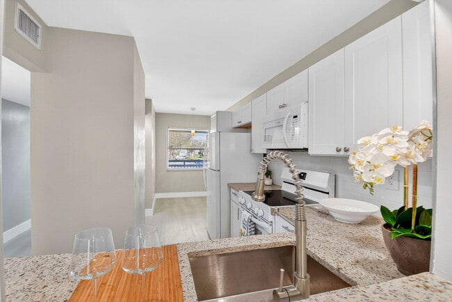 Building Photo - 2018 SW 29th Ct