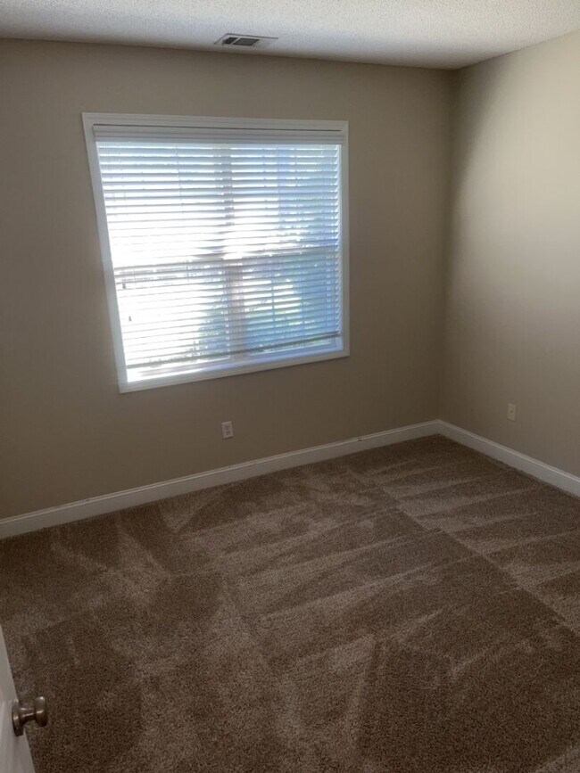 Building Photo - 186 Bristol Way