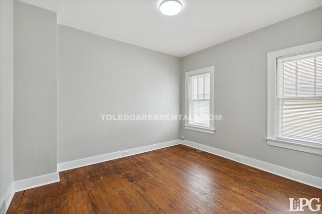 Building Photo - 4138 N Lockwood Ave