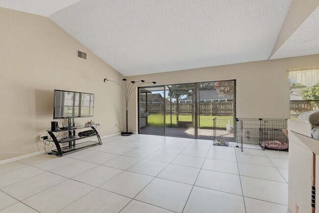 Building Photo - 15846 Country Lake Dr