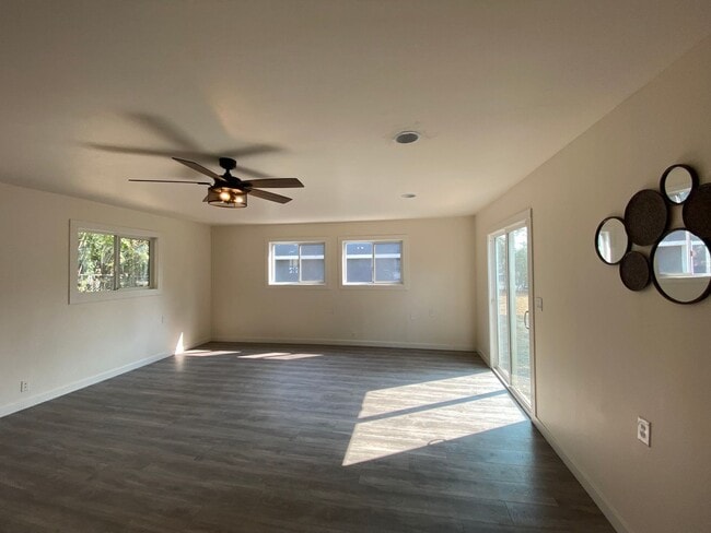 Building Photo - Beauitfully upgrade 3 Bedroom on large lot!