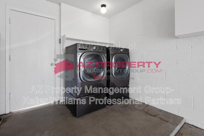 Building Photo - 938 E Villa Maria Dr