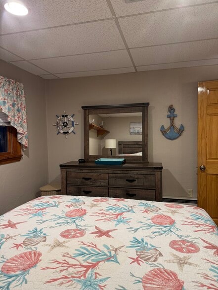 Master bedroom with window overlooking garden - 421 Oakhill Ave