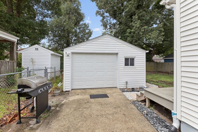 Building Photo - Renovated Bayview Beach Home!
