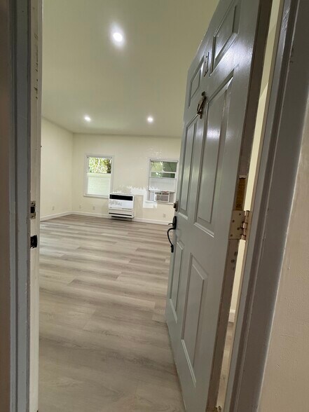 Building Photo - 208 N La Peer Dr