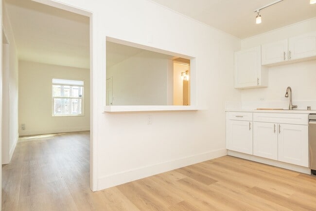 Building Photo - **REDUCED SECURITY DEPOSIT** Refreshed 2 Bed /1 Bath Pacific Beach Duplex Near the Ocean & Bay!