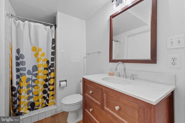 Building Photo - 6251 Lakeview Dr