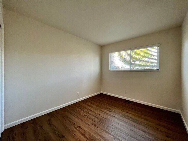 Building Photo - MAI1880-1884