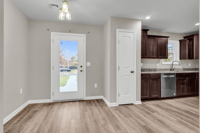 Building Photo - Beautiful 3 bedroom, 2.5 bath townhouse available!