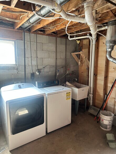 Building Photo - 9149 Wintergreen Dr