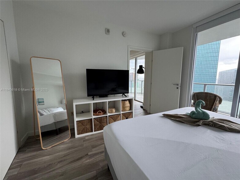 Building Photo - 1300 Brickell Bay Dr