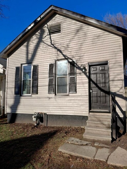 Building Photo - 220 Wasaon St