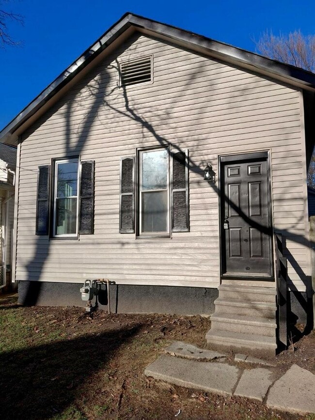 Building Photo - 220 Wasaon St