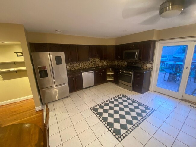 Building Photo - Beautiful 4 Bed, 3 Bath Ready For Rent!