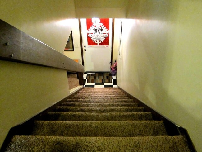 Building Photo - 1601 Lyndhurst Dr