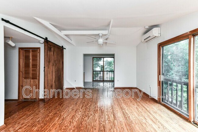 Building Photo - 419 S Barton St