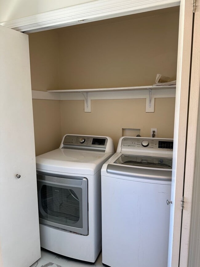 Building Photo - Well cared for home with bonus room