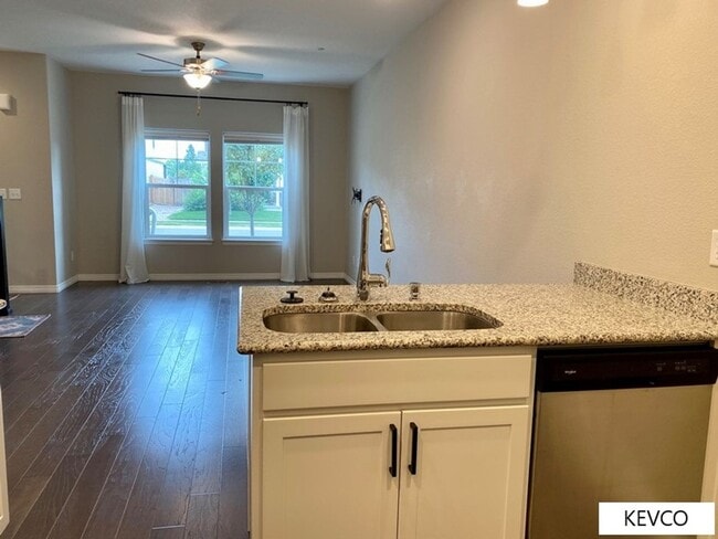 Building Photo - Townhouse with a View of the Foothills