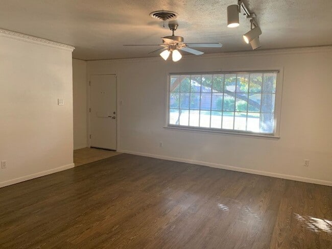 Building Photo - Spacious 3 Bedroom, 2 Full Bath Home Located in SW Ft. Worth!