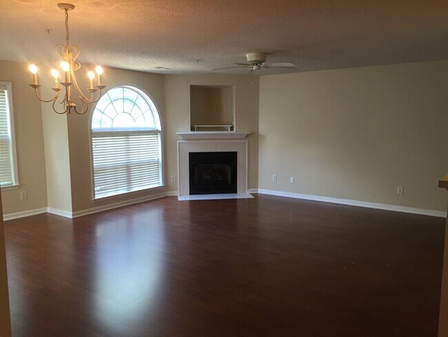 Building Photo - Exquisite Condo in a Superb Cotswold Point  location