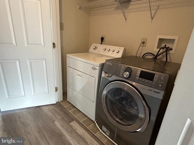 Building Photo - 445 Fort Hill Cir