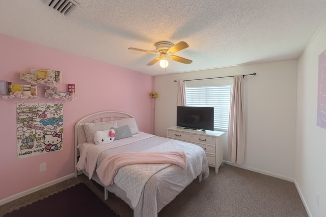 Building Photo - Modern Townhome in Central Orange Park – Q...