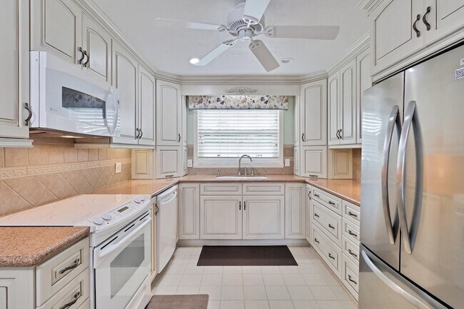 Building Photo - 830 Lake Orchid Cir