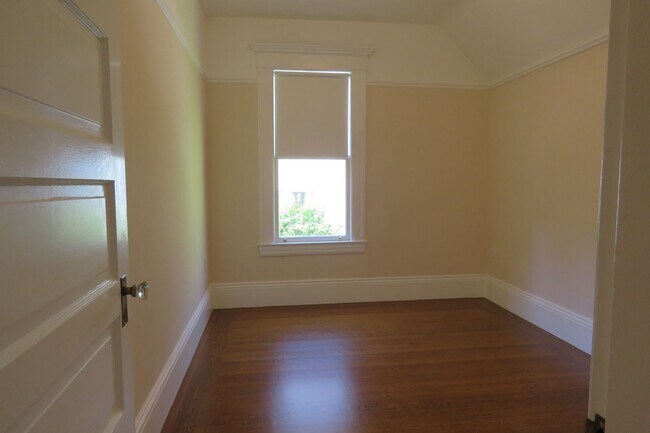 Building Photo - Noe Valley House - 3 beds-1.5 baths - VIEW - garage
