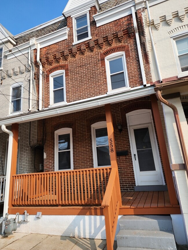 Front - 558 Broad St