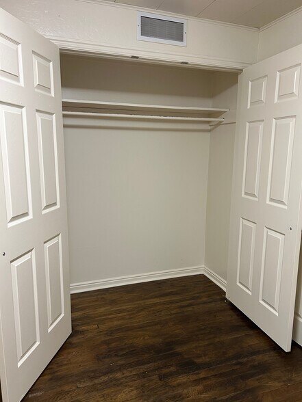 Building Photo - 205 500 E
