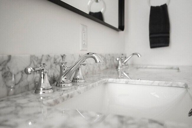 Building Photo - 227 Kershaw St NE